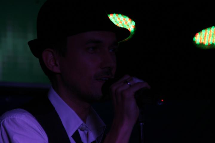 2008-11-28 M3_live at replugged 141.jpg